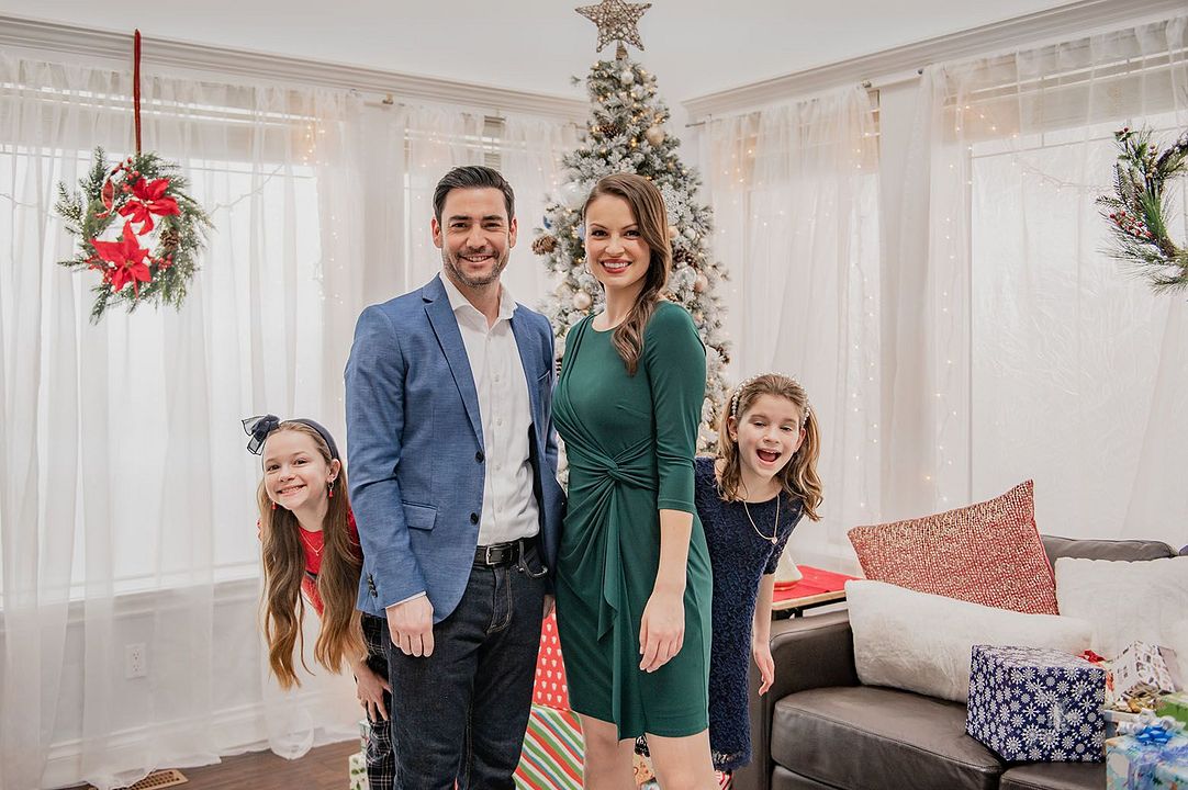 Eingeschneit zu Weihnachten : Bild Jeremy Guilbaut, Kayla Wallace, Juliette Habicht, Cassidy Slingsby