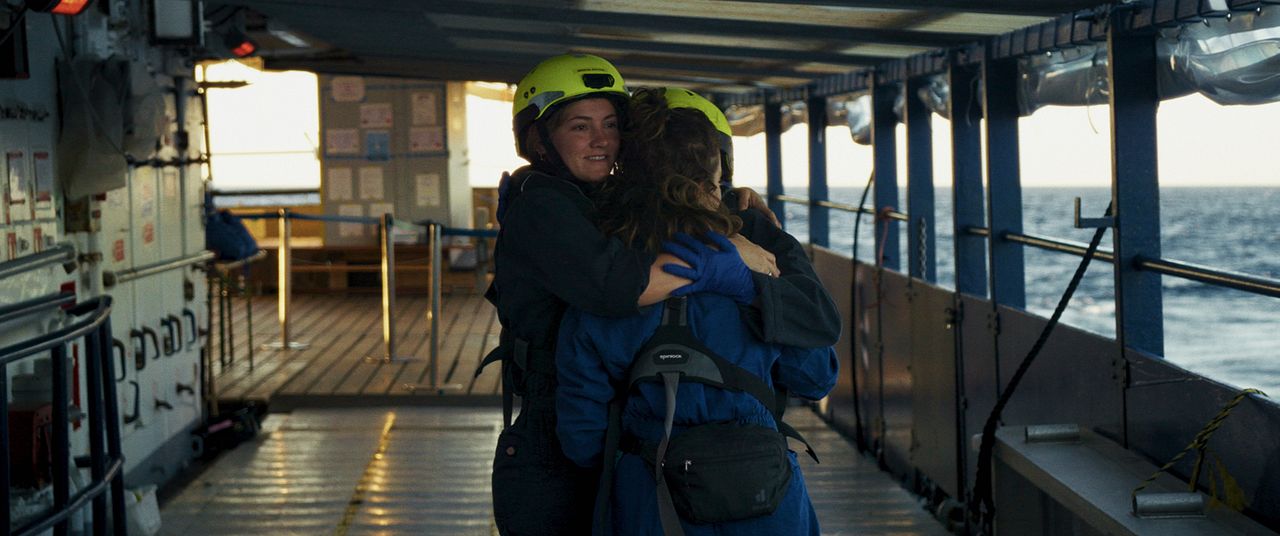 Where The Waves Took Her : Bild