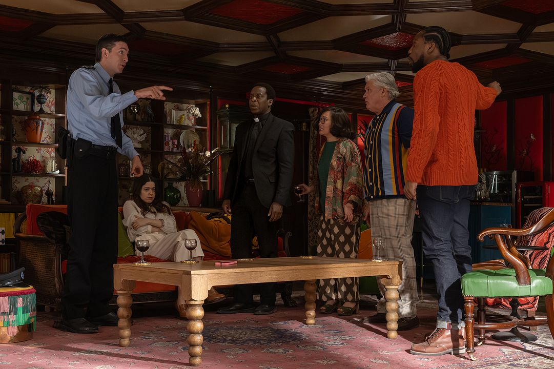 Glennkill: Ein Schafskrimi : Bild Nicholas Braun, Conleth Hill, Hong Chau, Molly Gordon, Kobna Holdbrook-Smith, Tosin Cole