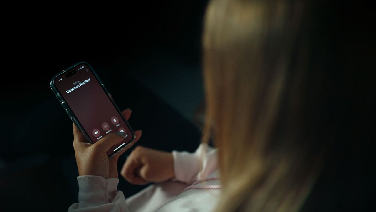 Unbekannte Nummer: Der Highschool Catfish : Bild