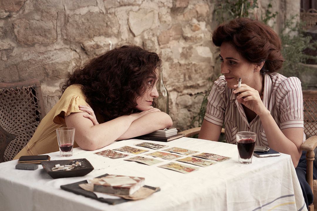 Leonora im Morgenlicht : Bild Olivia Vinall, Cassandra Ciangherotti