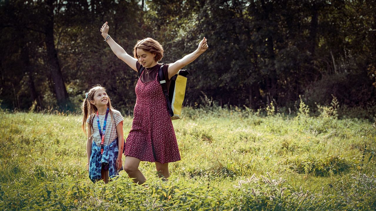 22 Bahnen : Bild Zoë Baier, Luna Wedler