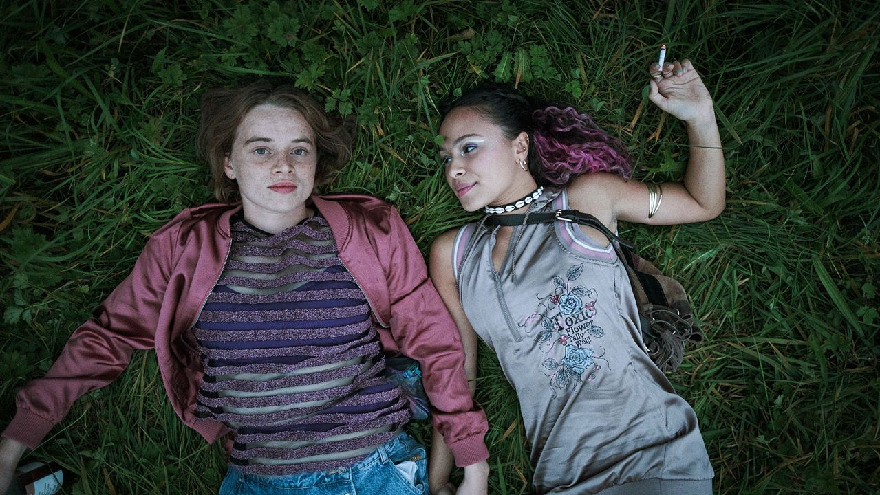 22 Bahnen : Bild Zoë Baier, Luna Wedler