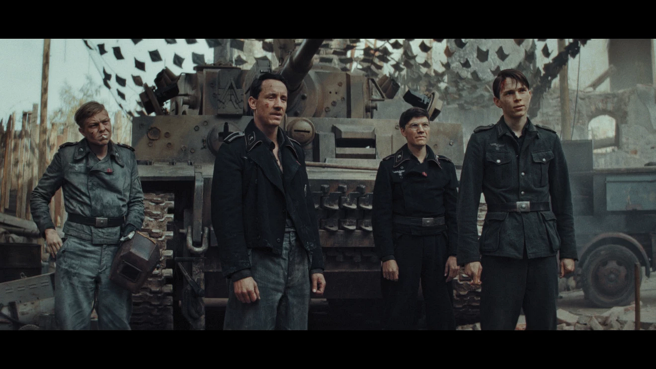 Der Tiger : Bild Yoran Leicher, Sebastian Urzendowsky, Leonard Kunz, Laurence Rupp