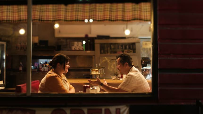 Bob Trevino Likes It : Bild Barbie Ferreira, John Leguizamo