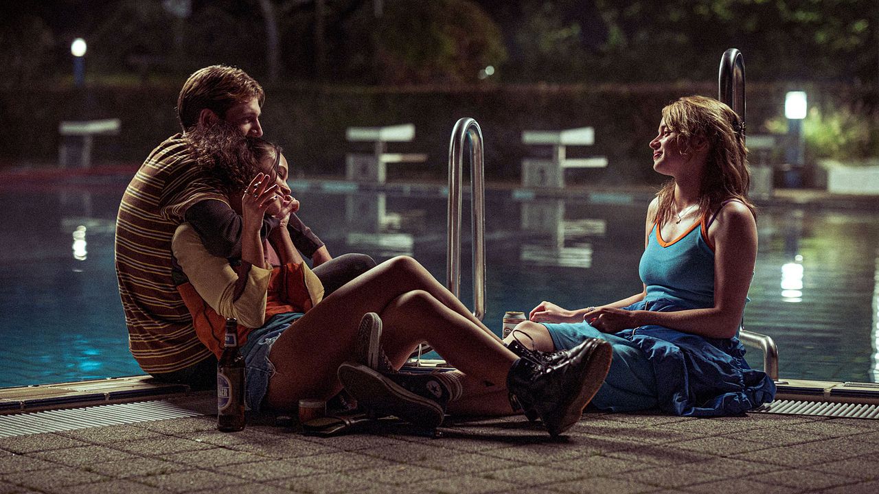 22 Bahnen : Bild Zoe Fürmann, Kosmas Schmidt, Luna Wedler