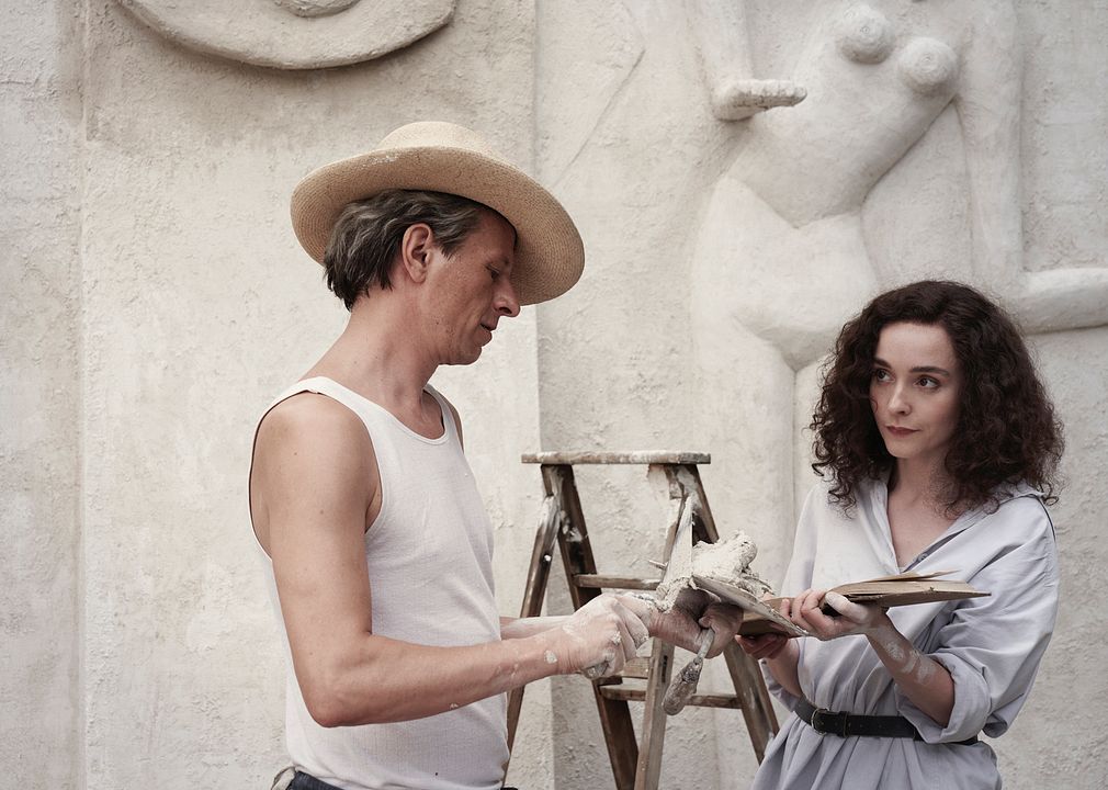 Leonora im Morgenlicht : Bild Olivia Vinall, Alexander Scheer