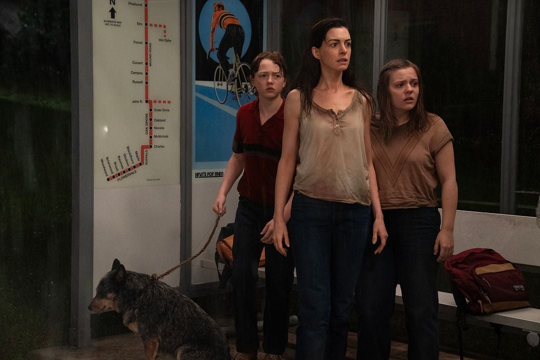 The End Of Oak Street : Bild Maisy Stella, Anne Hathaway, Christian Convery