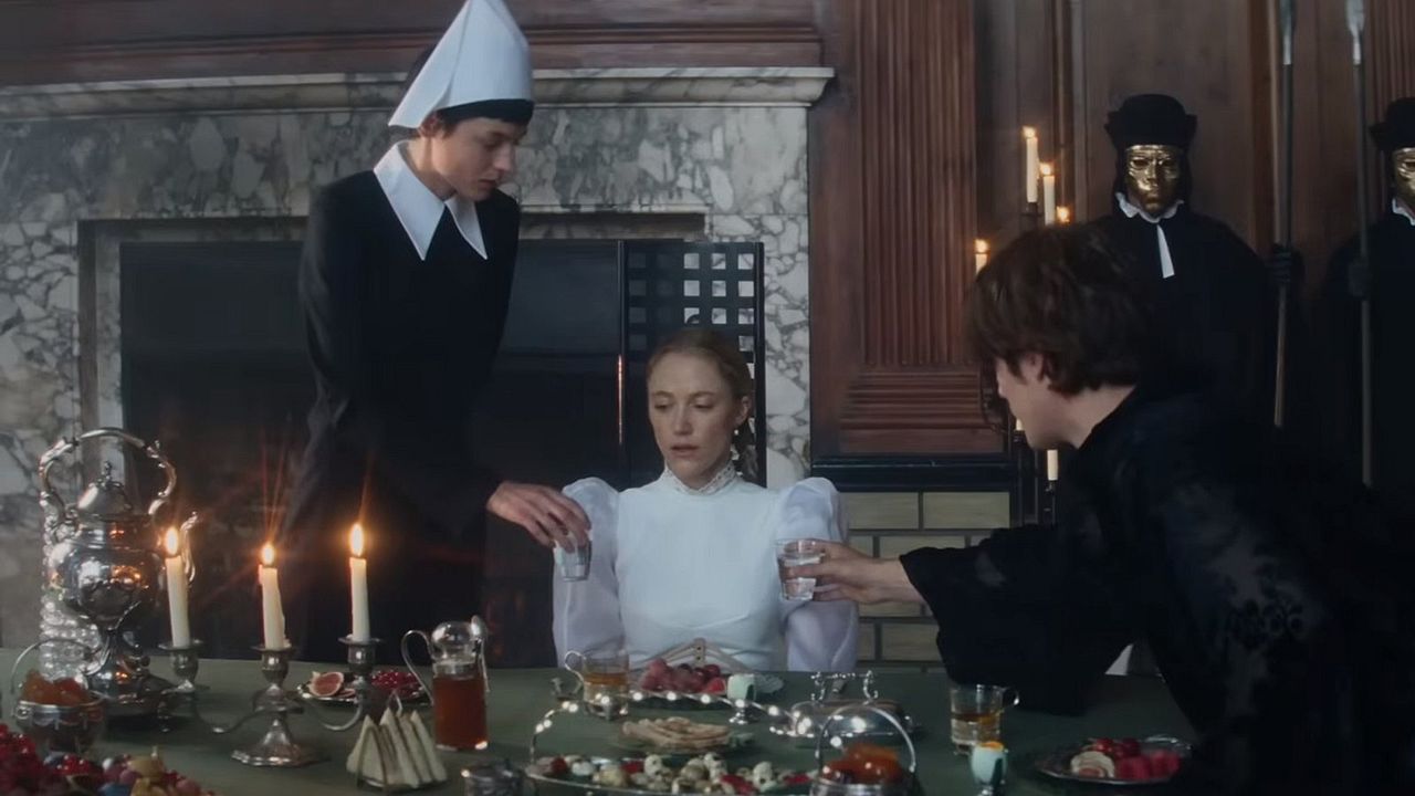 100 Nights Of Hero : Bild Emma Corrin, Maika Monroe