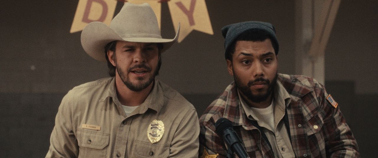 Bad Cop : Bild Johnny Simmons, Chance Perdomo