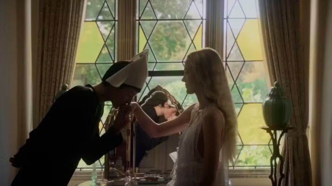 100 Nights Of Hero : Bild Maika Monroe, Emma Corrin