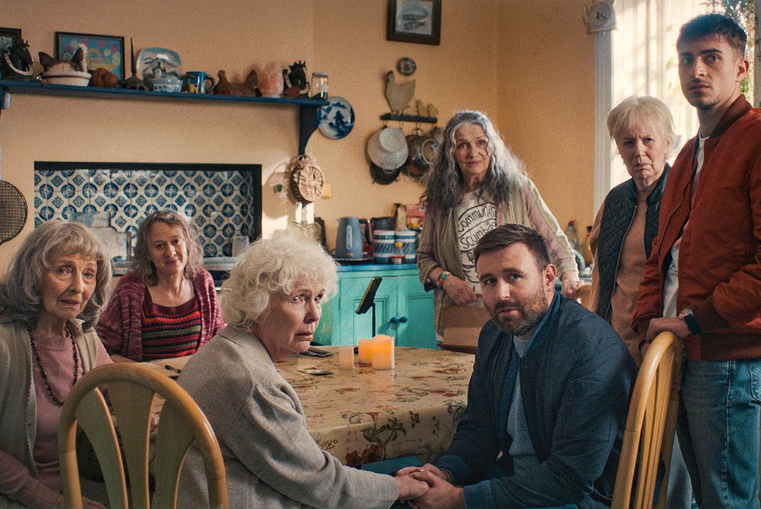 Vier Mütter für Edward : Bild Gaëtan Garcia, Stella McCusker, James McArdle, Fionnula Flanagan, Paddy Glynn, Dearbhla Molloy