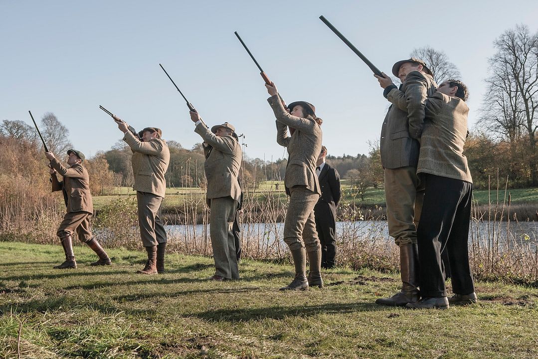 Fackham Hall : Bild Thomasin McKenzie, Ramon Tikaram, Tom Felton, Nathan McMullen, Damian Lewis