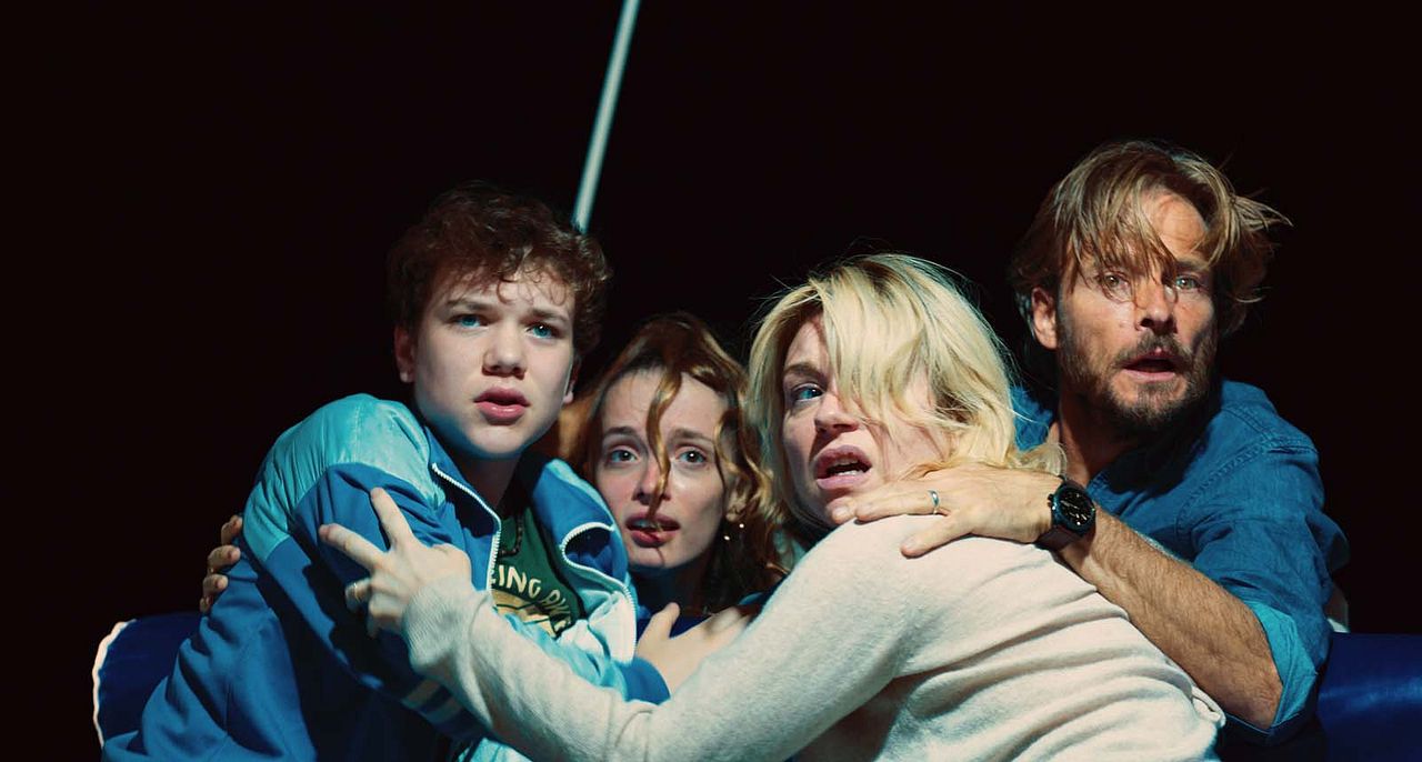 Survive – Gestrandet im Ozean : Bild Lucas Ebel, Lisa Delamar, Andreas Pietschmann, Emilie Dequenne