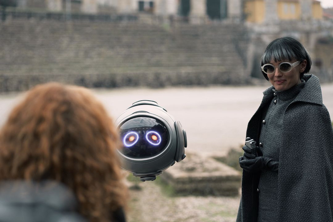 Momo : Bild Laura Haddock, Alexa Goodall