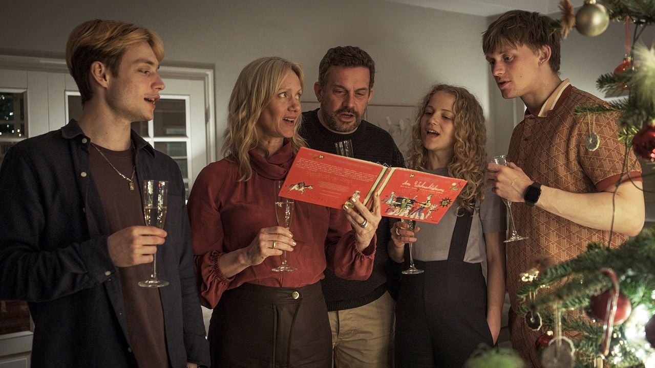 Die Ältern : Bild Enzo Brumm, Kya-Celina Barucki, Anna Schudt, Sebastian Bezzel, Philip Müller