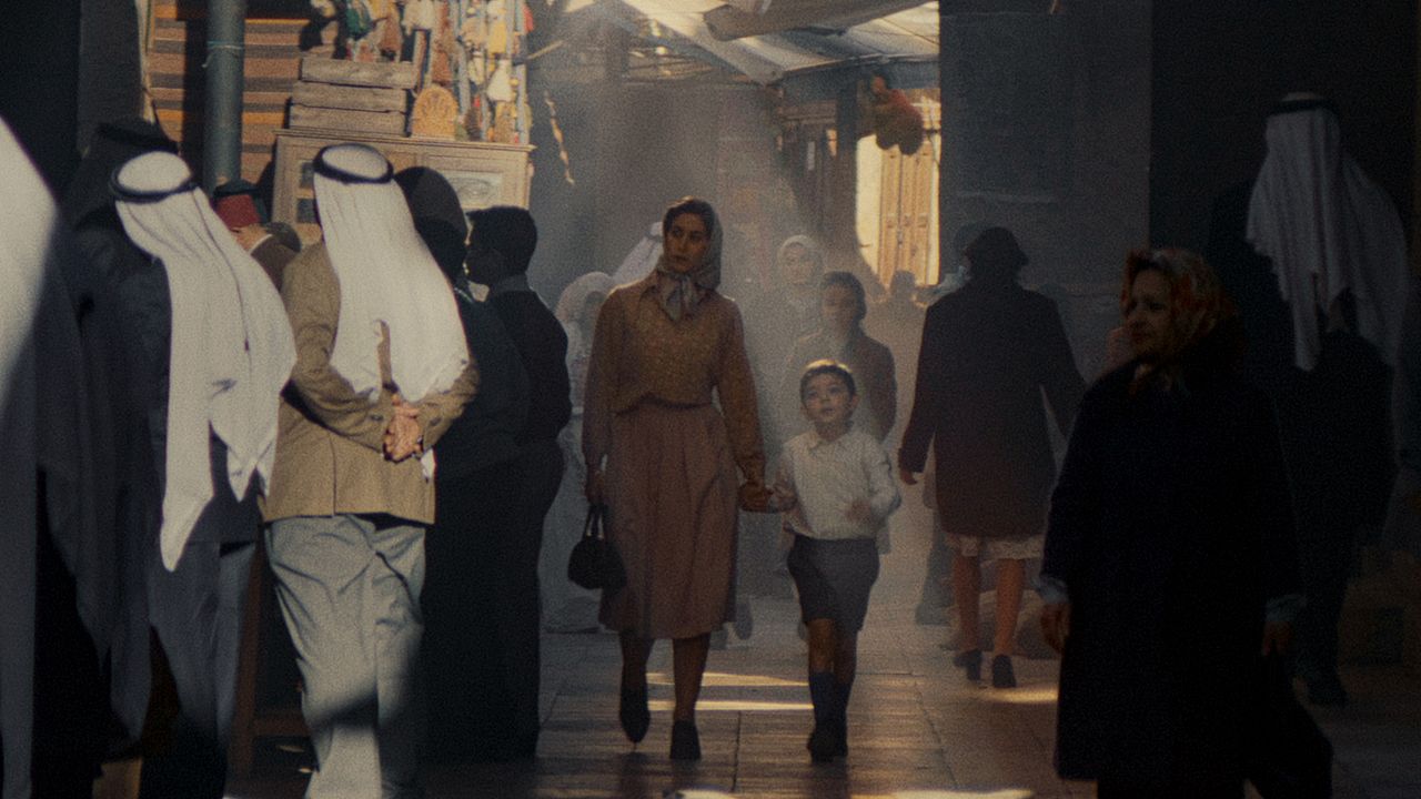 Im Schatten des Orangenbaums : Bild Salah Aldeen Mai, Maria Zreik