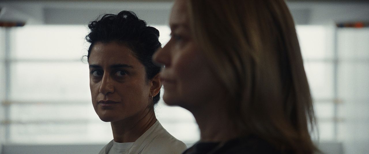 Nachbeben : Bild Trine Dyrholm, Özlem Saglanmak