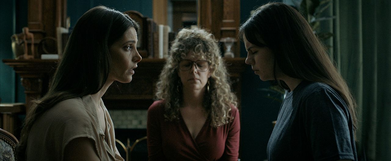 It Feeds : Bild Ellie O'Brien, Juno Rinaldi