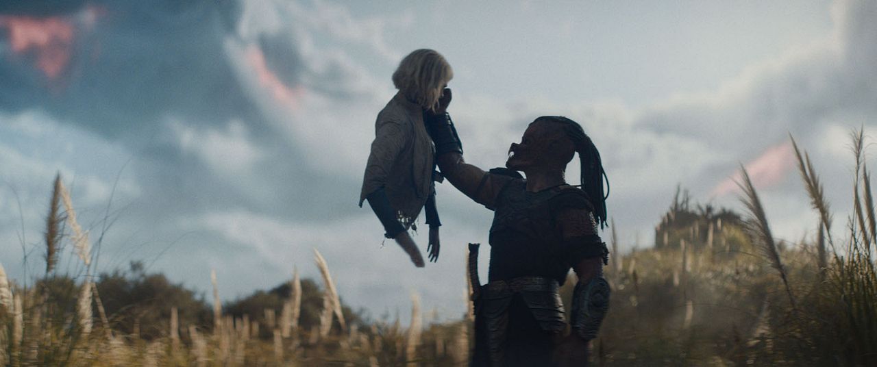 Predator: Badlands : Bild Elle Fanning, Dimitrius Schuster-Koloamatangi