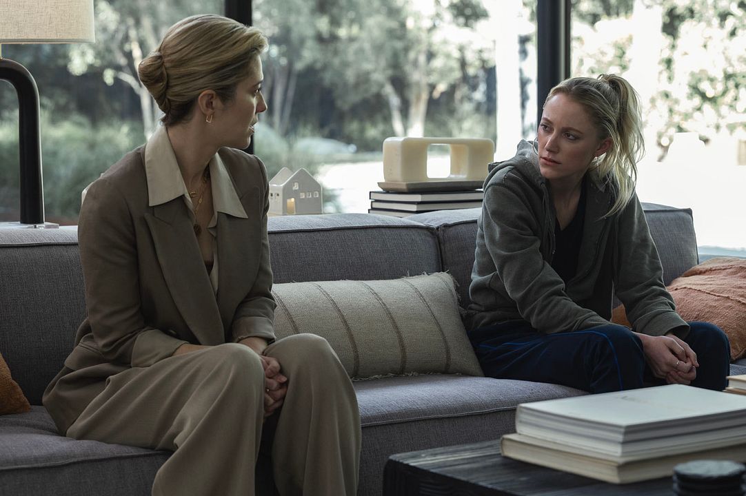 Die Hand an der Wiege : Bild Maika Monroe, Mary Elizabeth Winstead