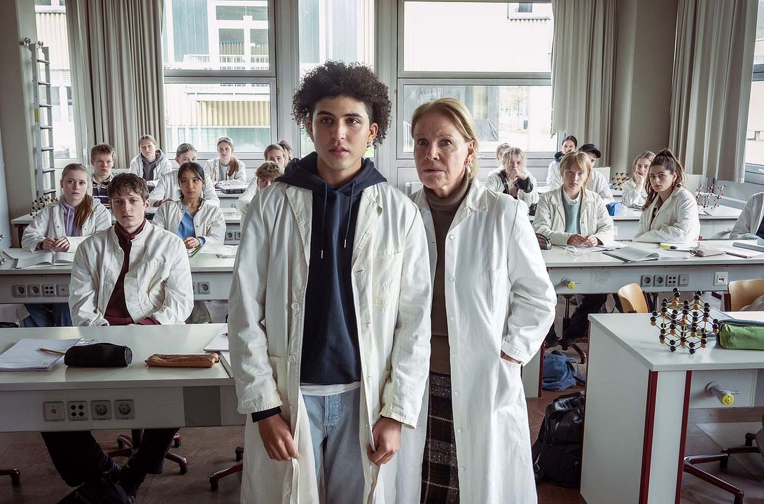 Von uns wird es keiner sein : Bild Lukas von Horbatschewsky, Mariele Millowitsch