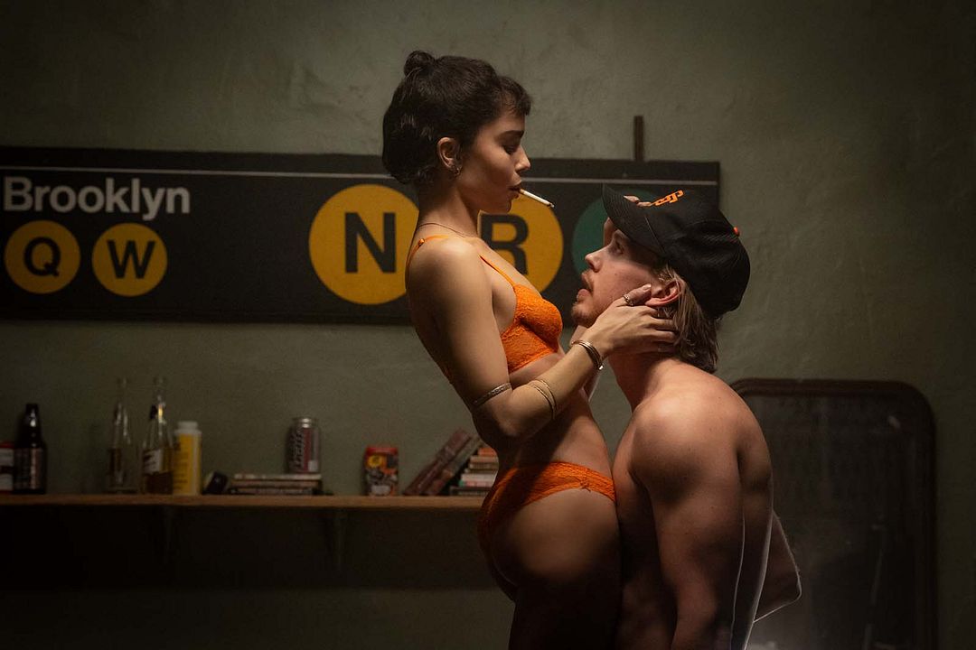 Caught Stealing : Bild Austin Butler, Zoë Kravitz