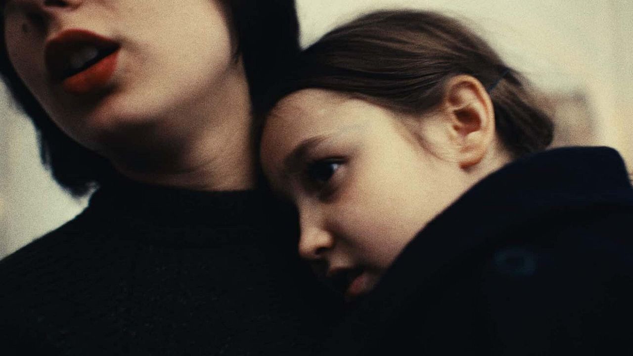 Tell Her That I Love Her : Bild Josiane Stoléru, Eva Yelmani