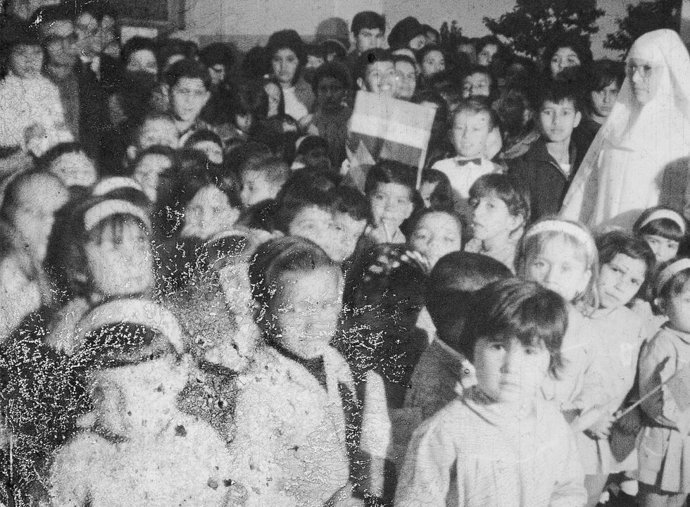 Under The Flags, The Sun : Bild