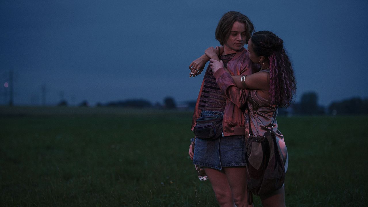 22 Bahnen : Bild Zoe Fürmann, Luna Wedler