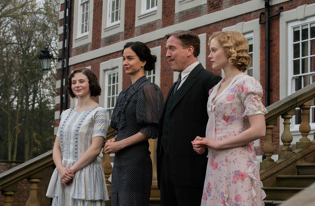 Fackham Hall : Bild Emma Laird, Katherine Waterston, Damian Lewis, Thomasin McKenzie