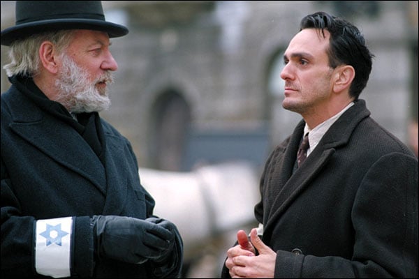 Uprising - Der Aufstand (TV) : Bild Hank Azaria, Donald Sutherland