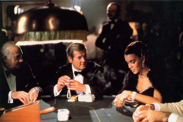 James Bond 007 - In tödlicher Mission : Bild Roger Moore, John Glen