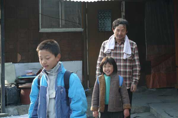 With the Girl of Black Soil : Bild Jeon Soo-il, Park Hyung-Woo, Jo Yung-Jin, Yu Yun-Mi