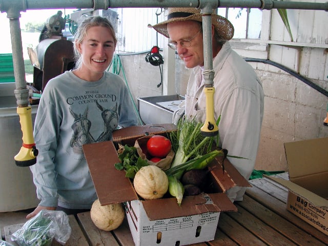 Mit Mistgabel und Federboa - Farmer John : Bild