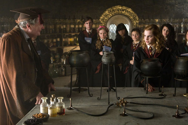 Harry Potter und der Halbblutprinz : Bild Jim Broadbent, Emma Watson