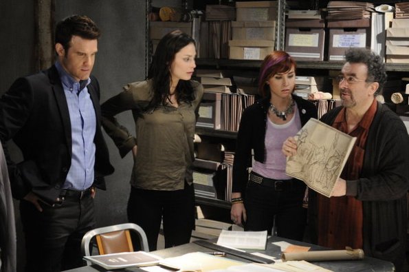 Warehouse 13 : Bild Allison Scagliotti, Joanne Kelly, Eddie McClintock, Saul Rubinek