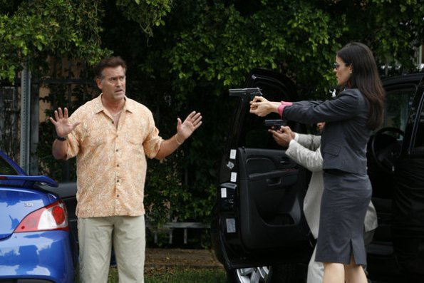 Burn Notice : Bild Bruce Campbell, Lauren Stamile