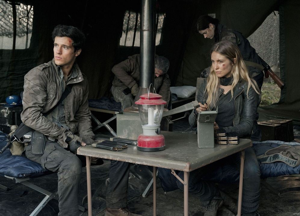 Falling Skies : Bild Jessy Schram, Drew Roy