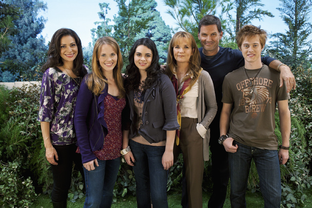 Bild D. W. Moffett, Vanessa Marano, Lea Thompson, Lucas Grabeel, Constance Marie, Katie Leclerc