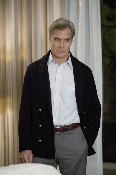 Revenge : Bild Henry Czerny