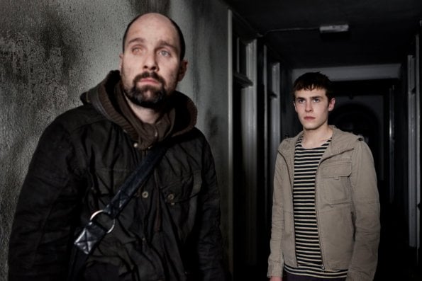 Bild Johnny Harris, Iain De Caestecker