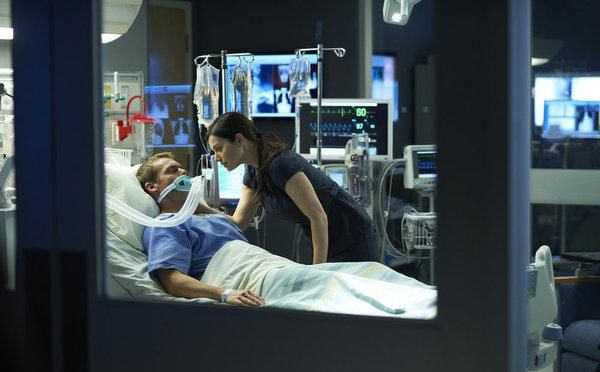 Saving Hope : Bild Michael Shanks (I), Erica Durance