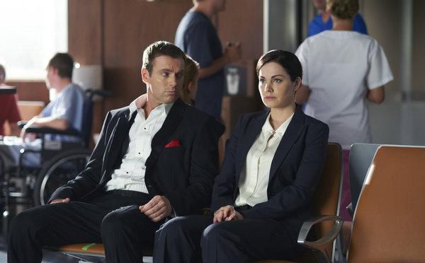 Saving Hope : Bild Michael Shanks (I), Erica Durance