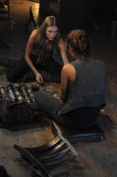 Revolution (2012) : Bild Daniella Alonso, Tracy Spiridakos