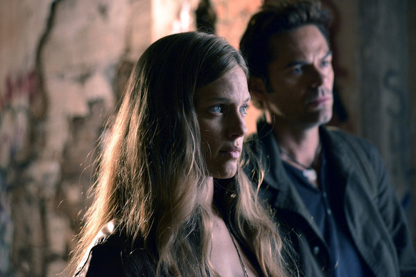 Revolution (2012) : Bild Tracy Spiridakos, Billy Burke