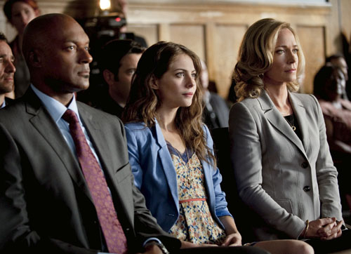 Arrow : Bild Willa Holland, Colin Salmon, Susanna Thompson