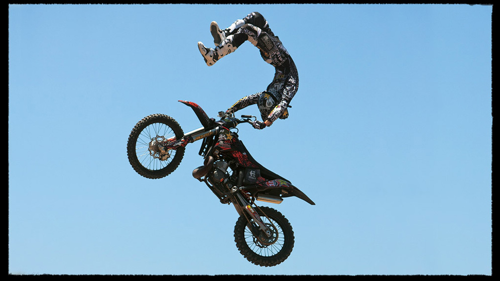 Bro' - Machete Meets Motocross : Bild