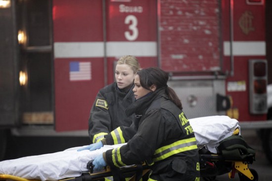 Chicago Fire : Bild Monica Raymund, Lauren German