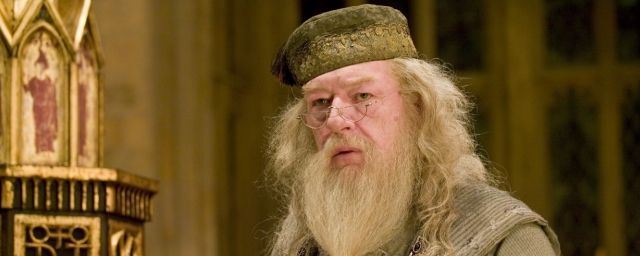 Dumbledore Im Fernsehen Harry Potter Star Michael Gambon Ubernimmt Hauptrolle In J K Rowling Adaption Ein Plotzlicher Todesfall Serien News Filmstarts De